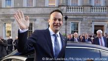 17.12.2022, Irland, Dublin: Leo Varadkar, neu gewählter Premierminister von Irland, verlässt das Leinster House und fährt nach Aras an Uachtarain. In einem geplanten Wechsel an der Regierungsspitze in Irland übernimmt der bisherige Vize-Premier Leo Varadkar das Amt des Premierministers. Foto: Brian Lawless/PA Wire/dpa +++ dpa-Bildfunk +++