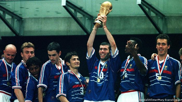 Франция е триумфирала на Световното първенство два пъти - през 1998 година и 2018 година. На снимката: Зинедин Зидан вдига купата през 1998-а. 