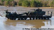 07.02.2022 Ein Schützenpanzer vom Typ Puma wird während einer Übung mit einem Schwerlasttransporter (SLT) transportiert.