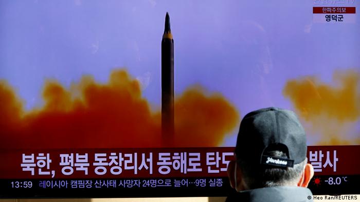 Un surcoreano mira una pantalla donde se informa sobre un ensayo de Corea del Norte.