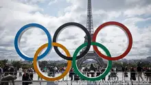 ©Thomas Padilla/MAXPPP - Paris FRANCE 14/09/2017 ; LES ANNEAUX OLYMPIQUES SONT EXPOSES PLACE DU TROCADERO, DEVANT LA TOUR EIFFEL AU LENDEMAIN DE L' ANNONCE PAR LE COMMITE INTERNATIONAL OLYMPIQUE DE LA VICTOIRE DE PARIS POUR L'ORGANISATION DES JO DE 2024. Olympic rings are exposed at place du Trocadero near the Eiffel Tower (seen rear) to celebrate the annoucement of Paris' victorious 2024 Olympic bid, in Paris, France, 14 September 2017. Foto: Thomas Padilla/MAXPPP/dpa