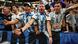 Vestidos com o uniforme azul e branco da seleção argentina, imagem mostra fila de torcedores nas arquibancadas do Lusail Stadium, no Catar, palco da final entre Argentina e França, em 18.12.2022 Vestidos com o uniforme azul e branco da seleção argentina, imagem mostra fila de torcedores nas arquibancadas do Lusail Stadium, no Catar, palco da final entre Argentina e França, em 18.12.2022