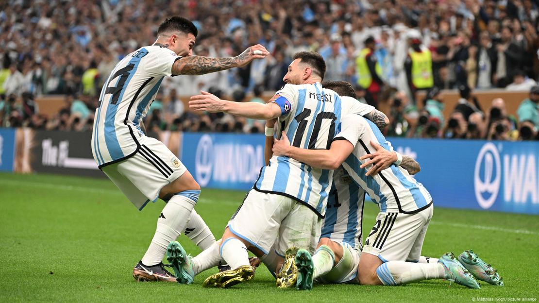 Jogadores da seleção argentina se abraçam ajoelhados em campo