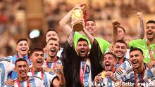 ليونيل ميسي قائد المنتحب الأرجنتيني يرفع كأس العالم في نهائي مونديال قطر 2022 