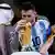 El astro del fútbol Lionel Messi besa la copa del mundo minutos antes de levantarla.