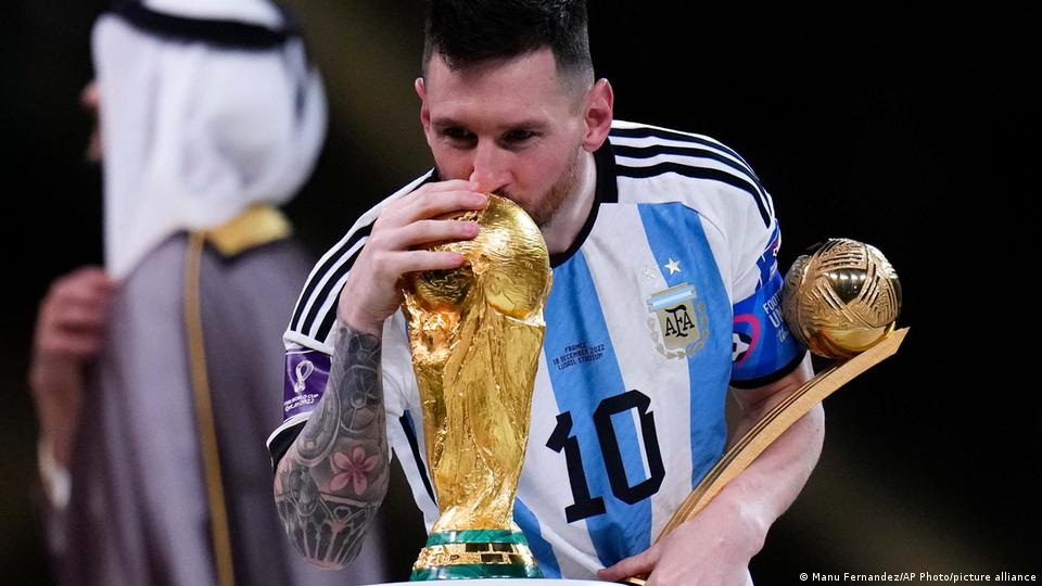 Argentina đã chiến thắng! Hãy xem bức ảnh này để cảm nhận được niềm vui và phấn khích của đội bóng quốc gia này. Nó sẽ làm bạn cảm thấy tự hào và muốn chia sẻ niềm hạnh phúc này với mọi người!