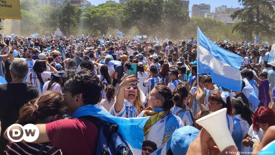 Les supporters argentins célèbrent la victoire de la Coupe du monde contre la France – DW – 18/12/2022