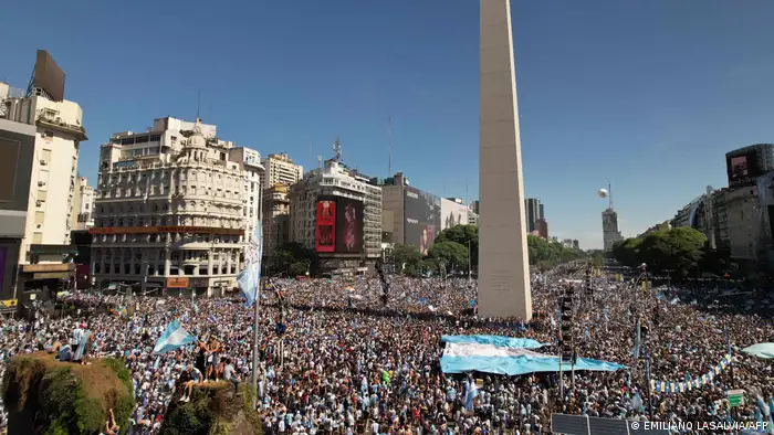 民眾在阿根廷首都布宜諾斯艾利斯慶祝奪冠