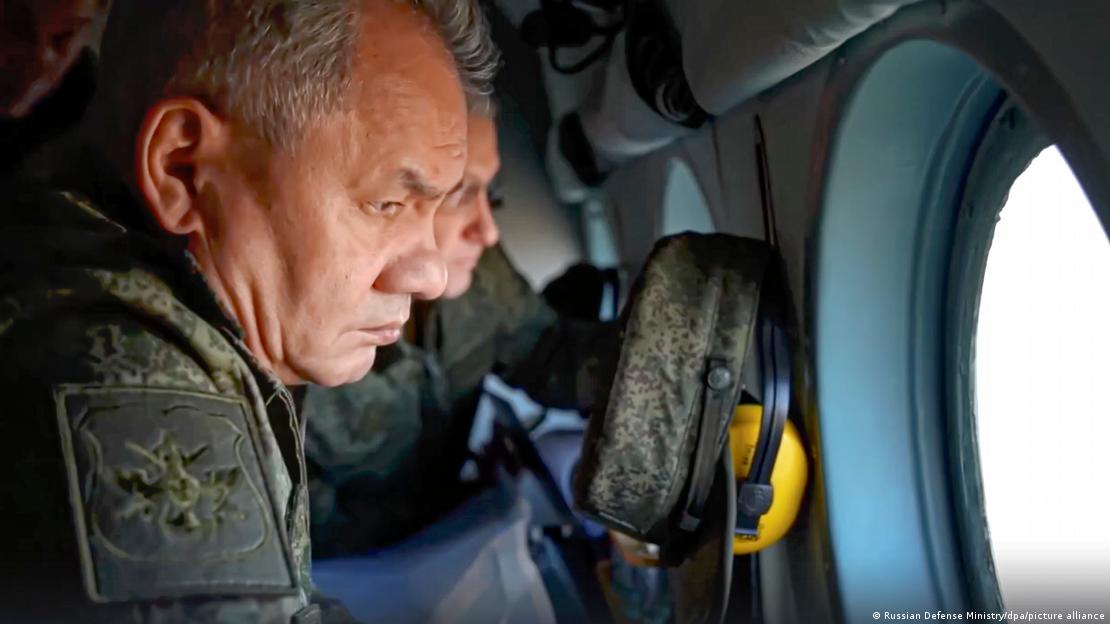 Руският военен министър Сергей Шойгу наблюдава от военен хеликоптер позициите на руски бойни части в Украйна