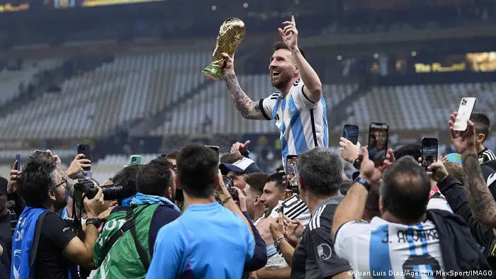 阿根廷隊在賽後高舉梅西慶祝奪冠