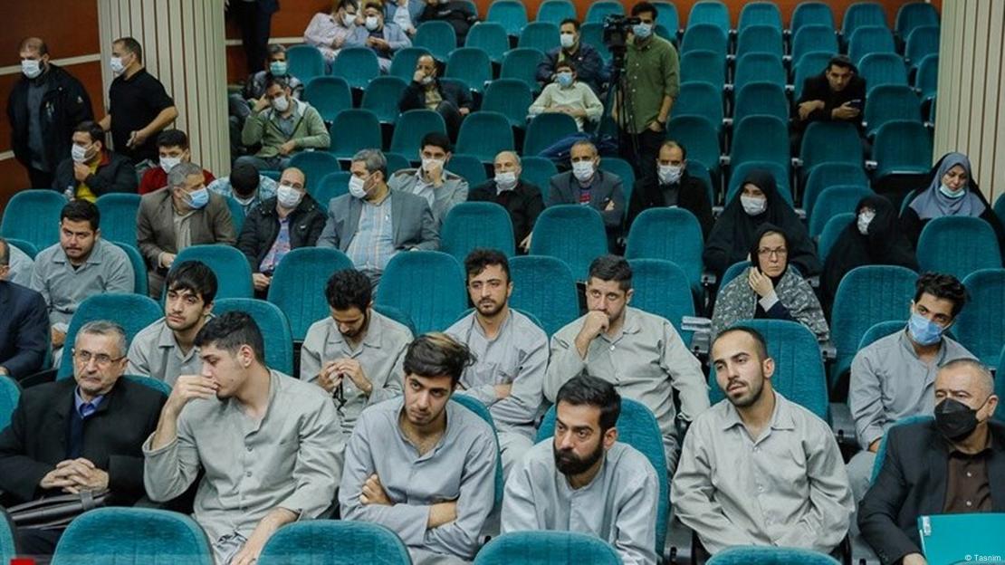 در شرایطی که تصمیم به اعدام محمدمهدی کرمی (نفر اول سمت چپ در ردیف دوم) و محمد حسینی (نفر دوم سمت راست در ردیف دوم) گرفته شده بود، شایعه ترور قاضی صلواتی هم پخش شد