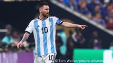 Fußball, WM 2022 in Katar, Argentinien - Frankreich, Finale, im Lusail Stadion, Argentiniens Lionel Messi gestikuliert.