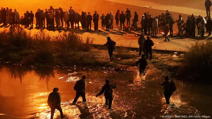 Mucha gente vadea el Río Grande de noche o se queda en sus orillas.