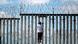 Luto en Tijuana: un hombre cuelga cruces de madera en la valla fronteriza entre México y EE.UU. para conmemorar a los migrantes que murieron en el camino. Luto en Tijuana: un hombre cuelga cruces de madera en la valla fronteriza entre México y EE.UU. para conmemorar a los migrantes que murieron en el camino.