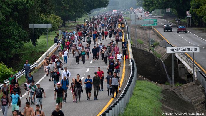 En una carretera de cuatro carriles del estado mexicano de Chiapas, los peatones ocupan dos carriles 