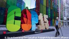 14.12.2022, Kanada, Montreal: Ein Delegierter geht am Kongresszentrum des COP15-Weltnaturgipfels in Montreal vorbei. Nach rund zwei Wochen geht im kanadischen Montreal am Montag offiziell der Weltnaturgipfel zu Ende. (zu dpa Weltnaturgipfel in Kanada geht zu Ende) Foto: Ryan Remiorz/The Canadian Press/AP/dpa - ACHTUNG: Nur zur redaktionellen Verwendung und nur mit vollständiger Nennung des vorstehenden Credits +++ dpa-Bildfunk +++