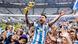 Messi alza la copa del mundo en celebración tras conquistar el Mundial de Qatar 2022. Messi alza la copa del mundo en celebración tras conquistar el Mundial de Qatar 2022.