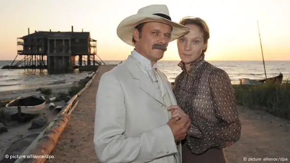 Die Schauspieler Edgar Selge und Jeanette Hain am Drehort von Poll an der Ostsee (Foto: Jens Kalaene dpa)