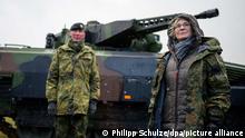 Christine Lambrecht (r, SPD), Verteidigungsministerin, lässt sich bei ihrem Besuch der Panzerlehrbrigade 9 einen Schützenpanzer vom Typ Puma erklären. +++ dpa-Bildfunk +++