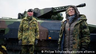 Η υπουργός μπροστά από ένα γερμανικό Puma.