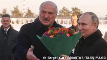 BELARUS, MINSK - DECEMBER 19, 2022: Belarus President Alexander Lukashenko welcomes his Russian counterpart Vladimir Putin L-R front at Minsk National Airport. Sergei Karpukhin/TASS PUBLICATIONxINxGERxAUTxONLY 56501350