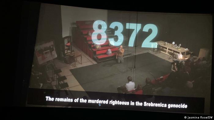 Ako ne u stvarnosti, onda u pozorišnoj fikciji: Pad na koljena i naklon žrtvama genocida u Srebrenici