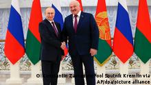 Dieses von der staatlichen russischen Nachrichtenagentur Sputnik via AP veröffentlichte Foto zeigt Wladimir Putin (l), Präsident von Russland, und Alexander Lukaschenko, Präsident von Belarus, vor ihren Gesprächen. +++ dpa-Bildfunk +++