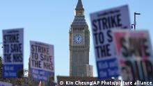 英国医疗系统从业人员举行史上最大规模罢工