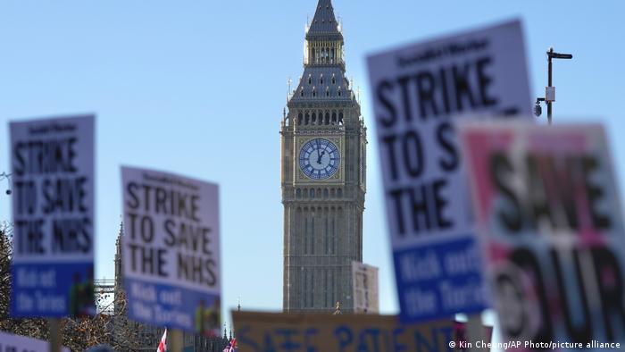 去年年底以来，英国护士们已经举行过多次罢工。