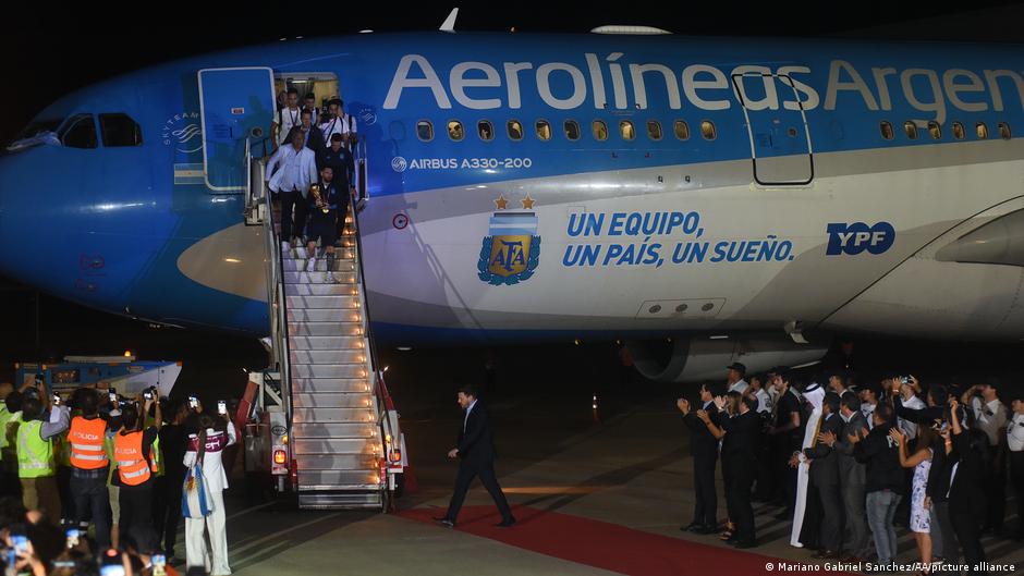 Argentiniens Weltmeister verlassen nach der Landung das Flugzeug - auf dem die Aufschrift prangt: eine Mannschaft, ein Land, ein Traum.