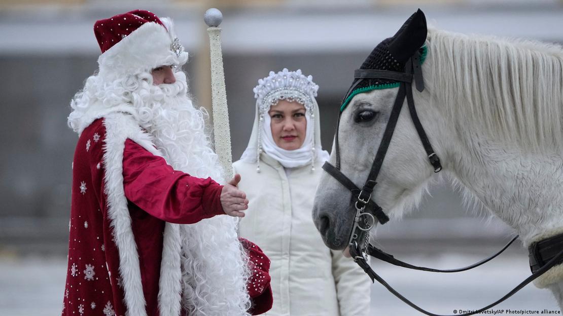 El "Padre Invierno" y "Copito de Nieve", en San Petersburgo (2022).