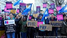 20.12.2022+++ NHS nurses hold placards and flags during a strike, amid a dispute with the government over pay, outside St Thomas' Hospital in London, Britain December 20, 2022. REUTERS/Maja Smiejkowska