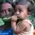 Mutter und Kind in Sarwan, Indien. Die Kindersterblichkeit in Sarwan gehört zu den höchsten in Indien. Foto: Helle Jeppesen für DW