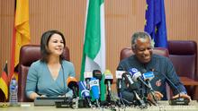 Annalena Baerbock ( Bündnis 90/Die Grünen), Außenministerin, und Geoffrey Onyeama, Außenminister von Nigeria lachen kurz vor der Pressekonferenz im Außenministerium . Schwerpunkt der Reise der Außenministerin und Staatsministerin für Kultur und Medien Roth ist die Rückgabe der Benin-Bronzen. Deutschland gibt erstmals einen wertvollen Kulturschatz aus Kolonialzeiten an Nigeria zurück.