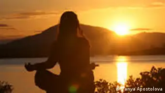 2. Maditation Vanya-Teri Apostolova meditiert auf einem Hügel in Neuseeland Hiermit erlaube ich, dass meine Bilder und das Interview auf die Webseite der Deutschen Welle geladen werden durfen. Vanya-Teri Stoyanova Apostolova