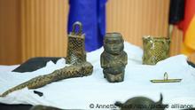 Benin-Bronzen liegen im Außenministerium in Abuja. Mit einem international beachteten Schritt geben Außenministerin Baerbock und Kulturstaatsministerin Roth in der nigerianischen Hauptstadt Abuja kostbare Benin-Bronzen zurück. Die Kunstschätze gehörten bisher zu Beständen von Museen in Berlin, Hamburg, Köln, Dresden/Leipzig und Stuttgart.