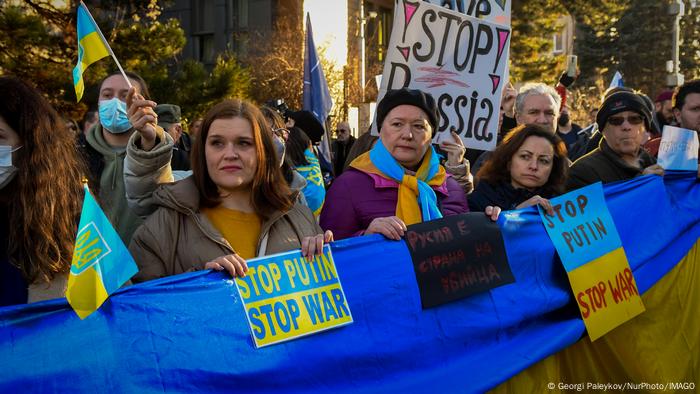 Menschen in Sofia demonstrieren am 24.02.2022 gegen den russischen Angriffskrieg gegen die Ukraine
