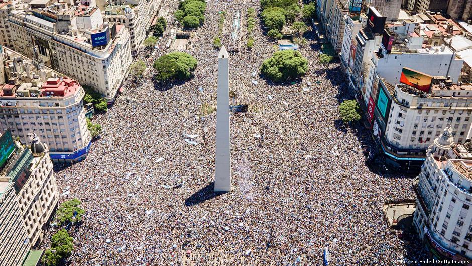 Blick von oben auf den mit Fußballfans voll besetzten Platz der Republik in Buenos Aires, mittendrin im Menschenmeer der Obelisk, das Wahrzeichen der Hauptstadt Argentiniens.