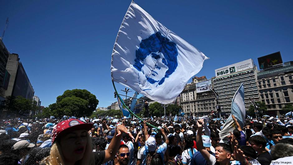 Fans mit Messi-Fahne im Stadtzentrum