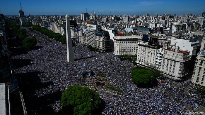 Los argentinos salieron en masa a recibir a su selección ganadora de la Copa Mundial 2022