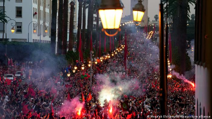 احتشاد عشرات الآلاف في العاصمة المغربية الرباط لاستقبال المنتخب المغربي لكرة القدم