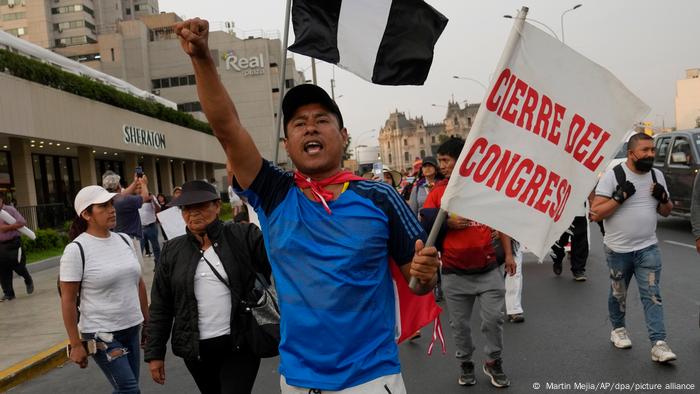 Manifestantes piden el cierre del Congreso en Perú 