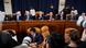 El presidente de la Comisión de Medios y Arbitrios de la Cámara de Representantes, el demócrata Richard Neal (Massachusetts), en el centro a la izquierda, conversa con el líder republicano de la comisión, el representante Kevin Brady (Texas), en el centro a la derecha, antes de la sesión en la Cámara de Representantes el 20.12.2022. El presidente de la Comisión de Medios y Arbitrios de la Cámara de Representantes, el demócrata Richard Neal (Massachusetts), en el centro a la izquierda, conversa con el líder republicano de la comisión, el representante Kevin Brady (Texas), en el centro a la derecha, antes de la sesión en la Cámara de Representantes el 20.12.2022.
