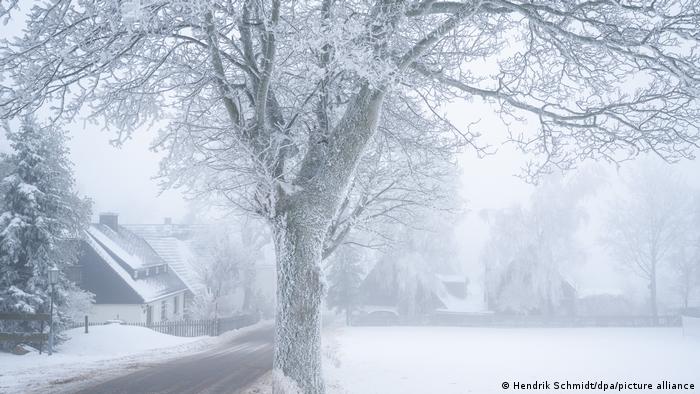 Parece una pintura, pero no. Es una postal invernal tomada en los Montes Metálicos, cerca de la frontera de Alemania con República Checa. Las temperaturas bajan y los paisajes se cubren de un blanco manto níveo. Ha comenzado el invierno boreal.