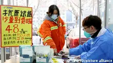 21.12.2022+++ People buy COVID-19 antigen test kits at a pharmacy in Lianyun district of Lianyungang city, East China's Jiangsu province, Dec 21, 2022.