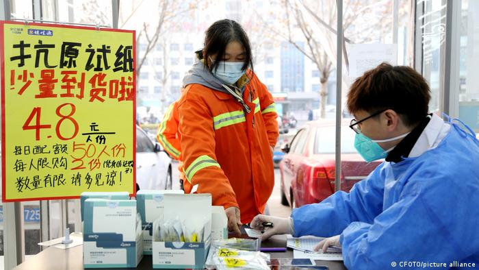 Una mujer compra una prueba para descartar Covid-19 en el distrito chino de Lianyun, provincia de Jiangsu, el 21 de diciemre de 2022.