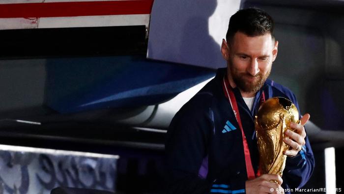 Lionel Messi avec le trophée de la Coupe du monde en Argentine