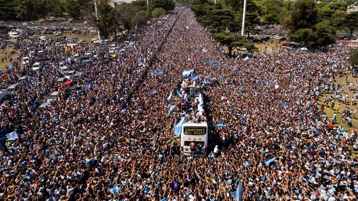 Un bus con los campeones del mundo de Argentina en un mar de hinchas en Buenos Aires