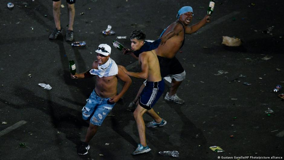 Junge Argentinier halten Flaschen in der Hand, die sie auf die Sicherheitskräfte werfen wollen.