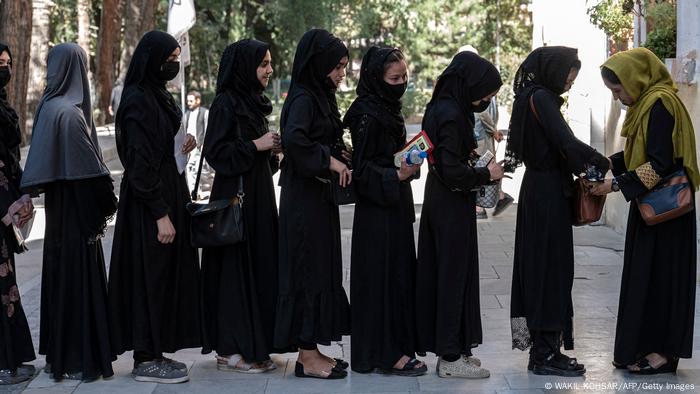 Miles de hombres y mujeres dieron exámenes de ingreso en octubre, como se ve en la imagen, tomada en la Universidad de Kabul. Muchas mujeres querían estudiar Medicina o ser profesoras. El secretario general de Naciones Unidas, António Guterres, dijo que la prohibición no solo viola la igualdad de derechos de mujeres y niñas, sino que tendrá un impacto devastador en el futuro del país.